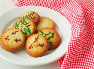 Hình của món Noel nấp sau chíêc bánh quy giòn phải không ??.
