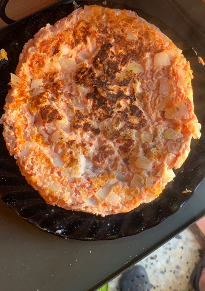 Una foto de Tortilla de tomate y cebolleta
