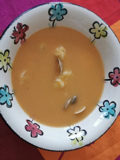 Una foto de Crema de rape, gambas y almejas Thermomix