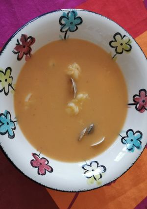 Una foto de Crema de rape, gambas y almejas Thermomix