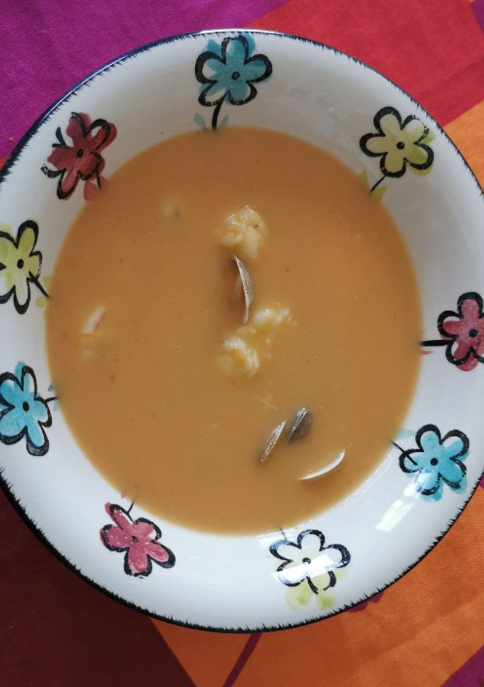 Una foto de Crema de rape, gambas y almejas Thermomix