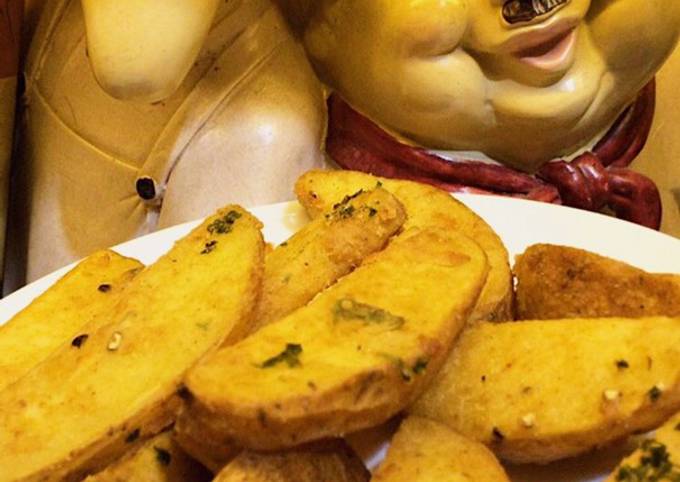 Bagaimana Menyiapkan Potato Wedges Simple (Pakai Tepung Bumbu Sajiku) Anti Gagal