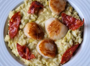Une photo de Risotto de st Jacques, poireaux et chips de chorizo