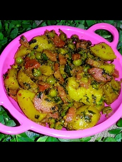 गाजर मेथी आलू की सब्जी (gajar methi aloo ki sabzi recipe in Hindi) रेसिपी मुख्य फोटो