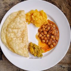A picture of Halwa puri channay tarkari.