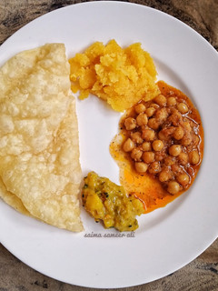 A picture of Halwa puri channay tarkari.