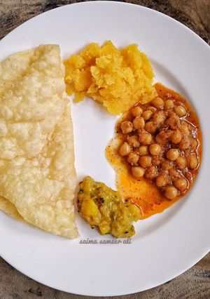A picture of Halwa puri channay tarkari.