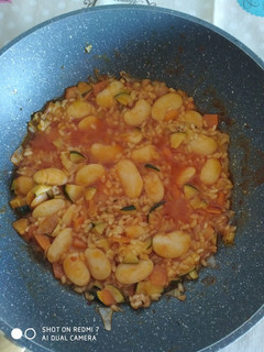 Una foto de Arroz con fabes y verduras😋