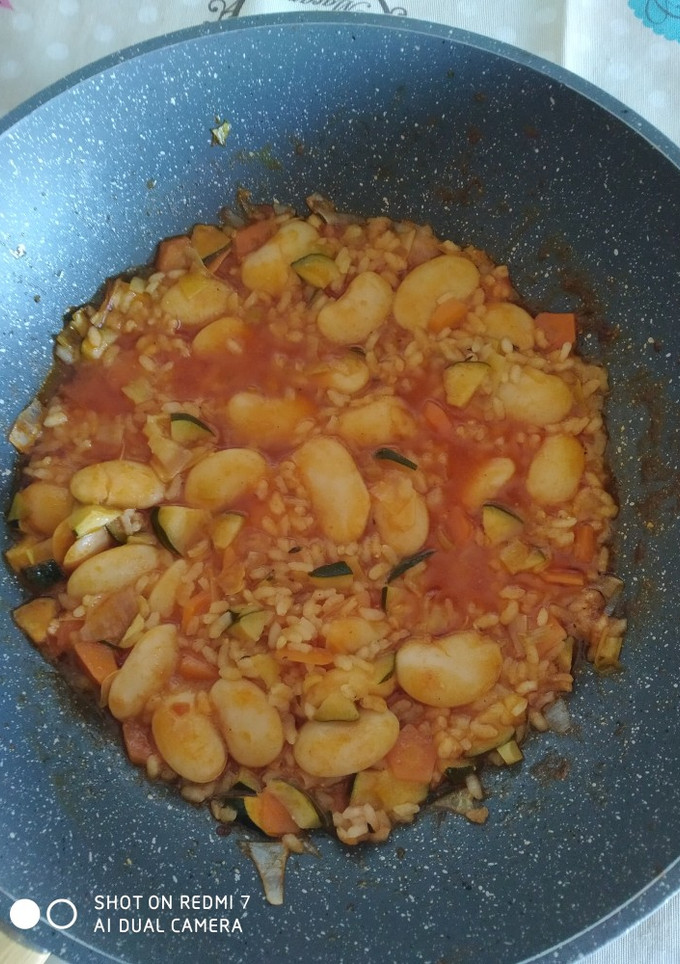 Una foto de Arroz con fabes y verduras😋