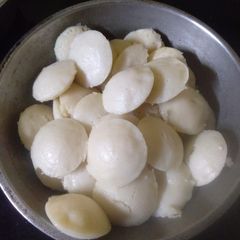 A picture of Idli-sambar.