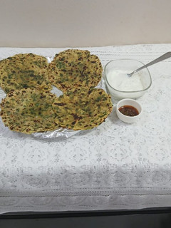 A picture of Spring onion methi paratha.
