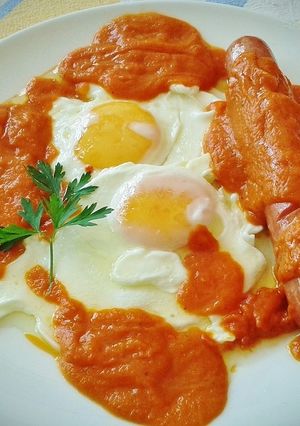 Foto principal de Huevos fritos con frankfurt y sofrito de tomate