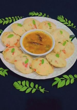 मिक्स वेजिटेबल रवा इडली और सांबर (mix vegetable rava idli aur sambar recipe in Hindi) रेसिपी मुख्य फोटो