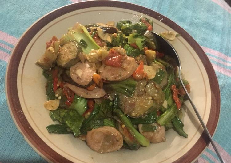 Makan daging sosis dengan sayur sawi + terong