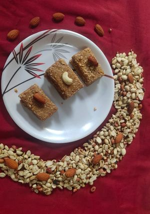 મિક્સ ચીકકી (Mix Chikki Recipe In Gujarati) રેસીપી મુખ્ય ફોટો