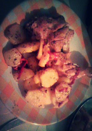 Una foto de Pollo al horno con papas 💗