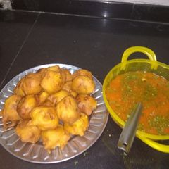 A picture of Aloo (potato) bada with curry.