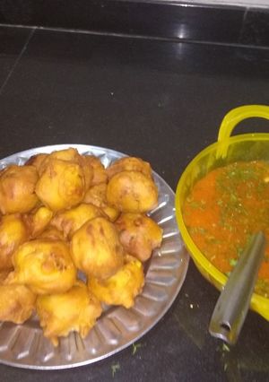A picture of Aloo (potato) bada with curry.