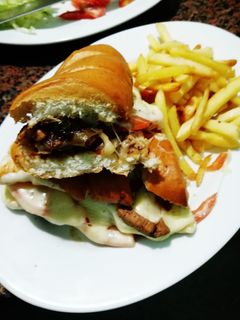 Una foto de Sandwich Bocatta de pollo con papas fritas