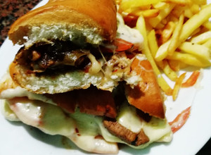 Una foto de Sandwich Bocatta de pollo con papas fritas