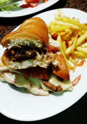 Una foto de Sandwich Bocatta de pollo con papas fritas