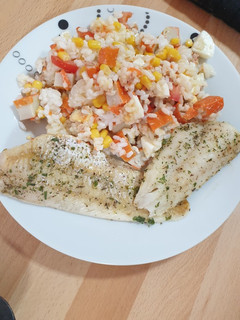 Una foto de Ensalada de arroz acompañado de merluza al horno