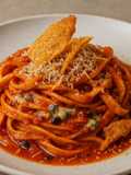 Pasta italiana con salsa costa azzurra