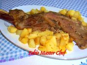 Una foto di agnello al forno con patate