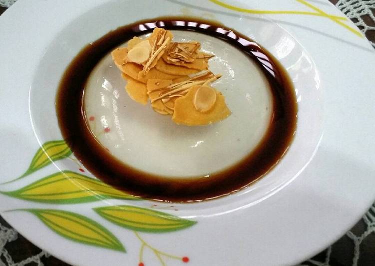 Raindrop cake with almond crispy cheese