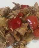 Pechuga saltada con pimentón, cebolla y tocineta