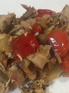 Una foto de Pechuga saltada con pimentón, cebolla y tocineta