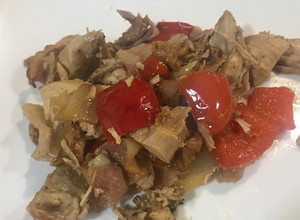 Una foto de Pechuga saltada con pimentón, cebolla y tocineta