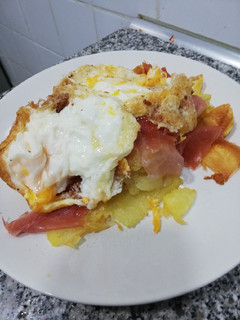 Una foto de Huevos rotos con jamón