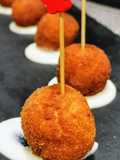 Croquetas de chistorra con salsa de queso Idiazábal
