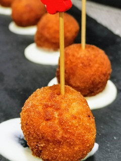 Una foto de Croquetas de chistorra con salsa de queso Idiazábal