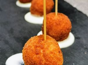 Foto principal de Croquetas de chistorra con salsa de queso Idiazábal