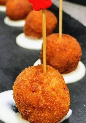 Foto principal de Croquetas de chistorra con salsa de queso Idiazábal