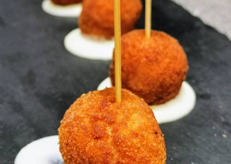 Croquetas de chistorra con salsa de queso Idiazábal
