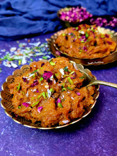 A picture of Gajar Halwa with Honey.