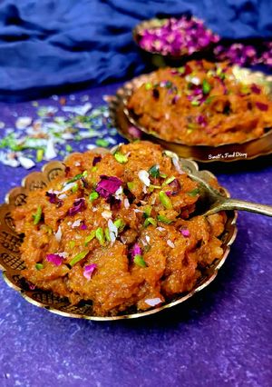 A picture of Gajar Halwa with Honey.