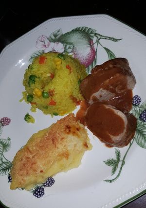 Una foto de Solomito a la bbq con arroz amarillo y puré de papa criolla