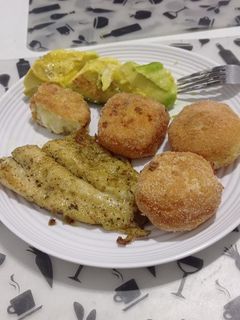 Una foto de Filete de Bassa y croquetas de papa
