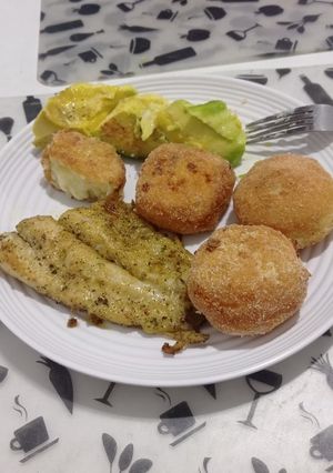 Una foto de Filete de Bassa y croquetas de papa