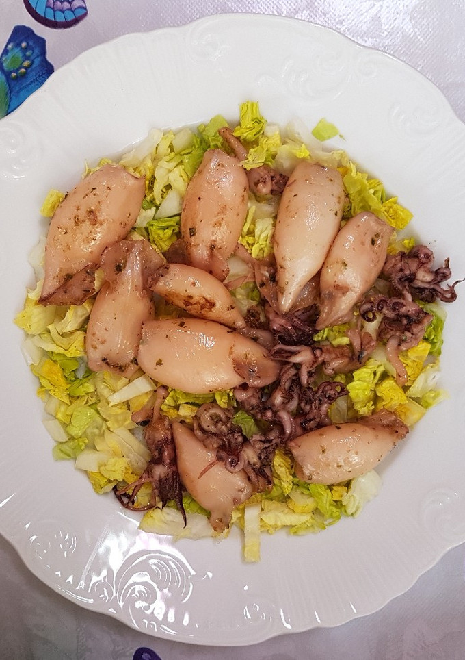 Una foto de Calamares en cama de lechuga 😋