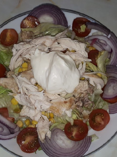Una foto de Ensalada de pollo🥗
