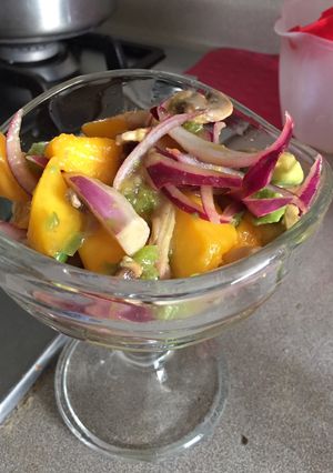 Una foto de Ceviche vegano con mango