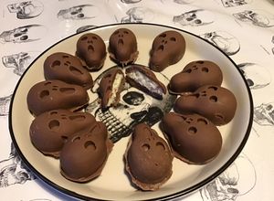 Une photo de Chocolats « skull » saint Valentin praliné fourrés noix de coco