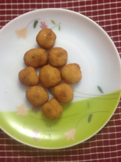 திடீர் பொரித்த சுவீட்(Instant Fried Sweet recipe in Tamil) செய்முறை முக்கிய புகைப்படம்