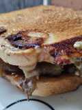 Sándwich🍆🧀 de berenjena🥯, cebolla🧅queso🥙🧀y miel🍯