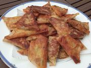 Une photo de feuille de brick poivrons